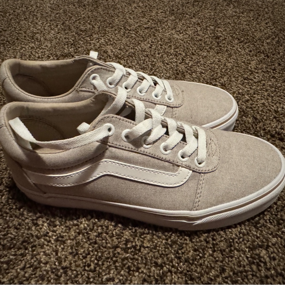 Vans Women's Sneakers in Beige and White